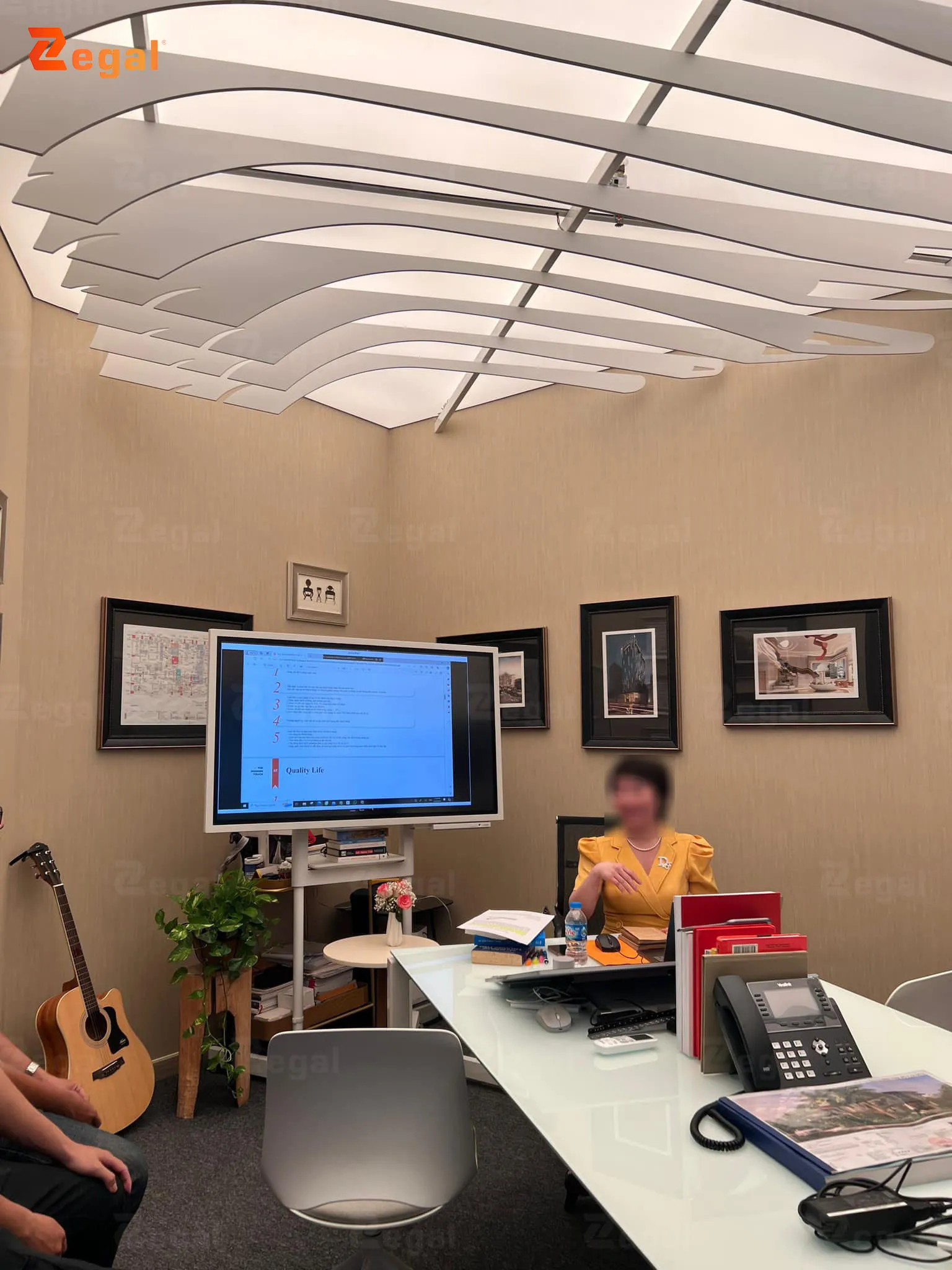 Lợi ích của trần xuyên sáng mang đến cho không gian phòng họp