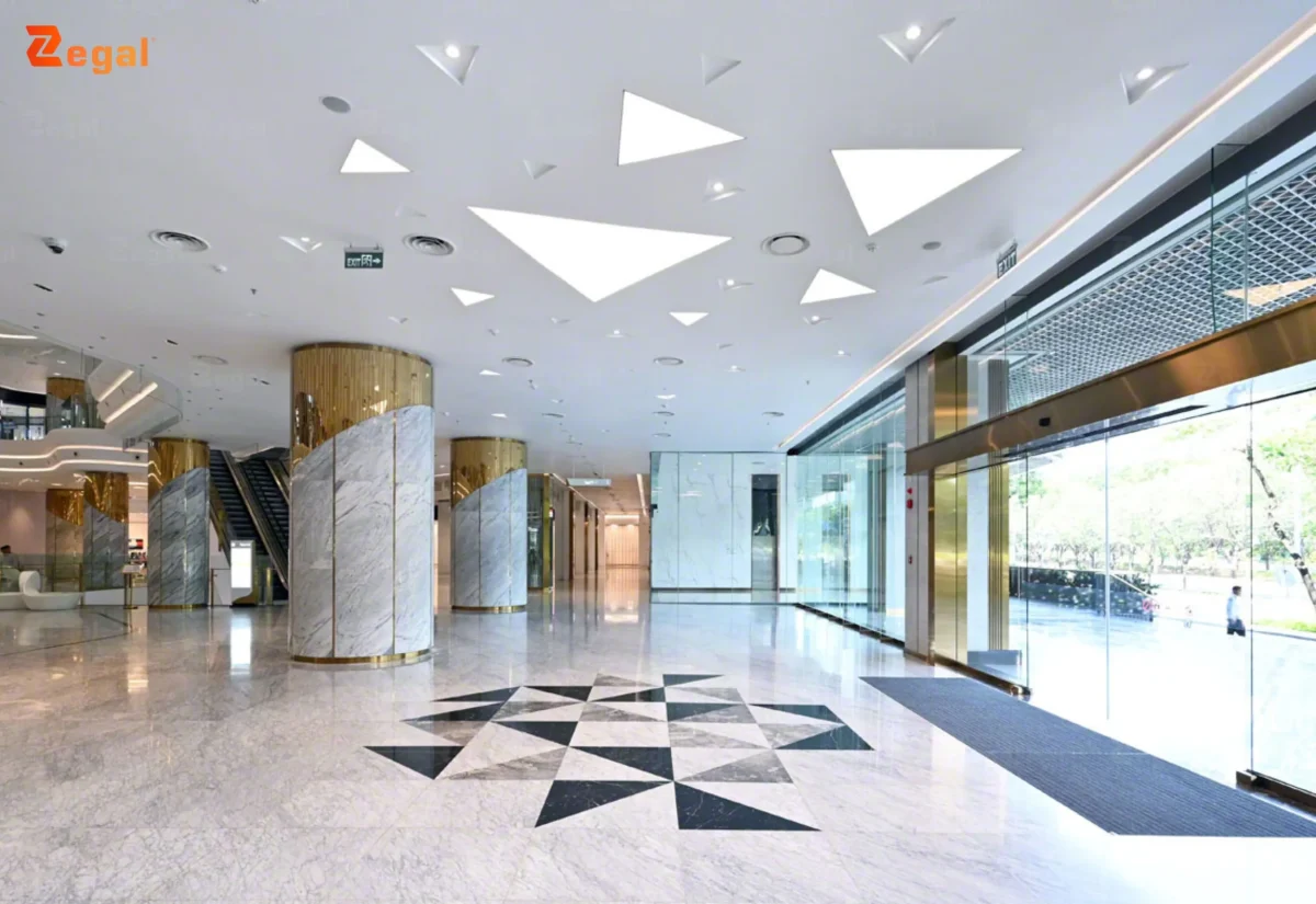 Trần xuyên sáng tại sảnh chính và khu vực hành lang có thể được tạo hình độc đáo