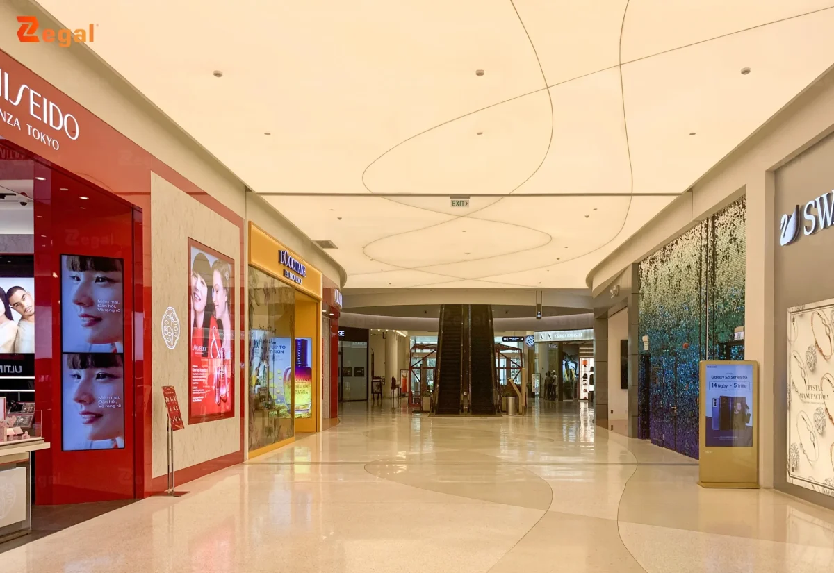 Bề mặt trần sáng bừng, liền mạch mang đến vẻ đẹp hiện đại, sang trọng