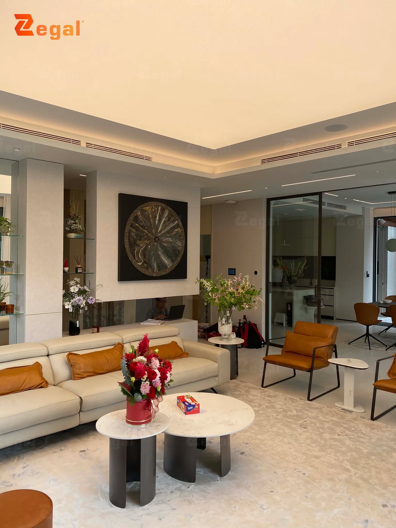 Trần xuyên sáng villa sáng tạo điểm nhấn hiện đại, giúp trần nhà như cao hơn