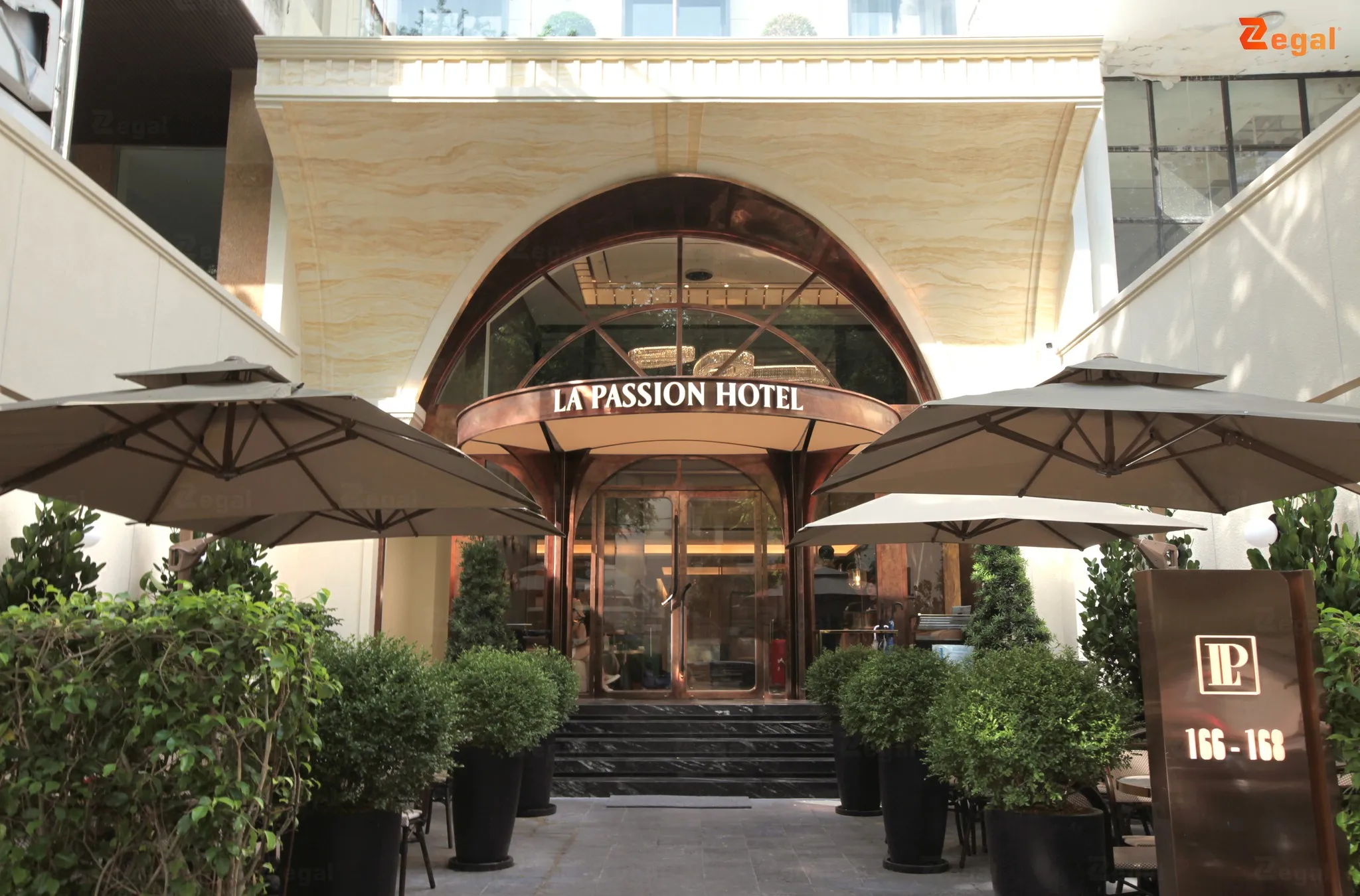 Trần căng xuyên sáng tại khu vực canopy khách sạn La Passion