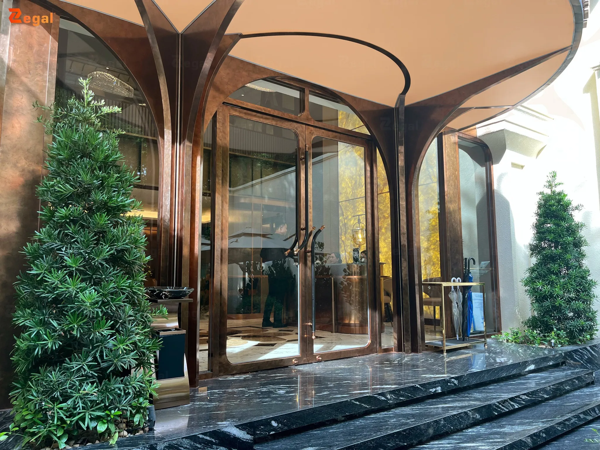 Bề mặt liền mạch, không khe nối giúp tạo hiệu ứng phẳng hoàn hảo