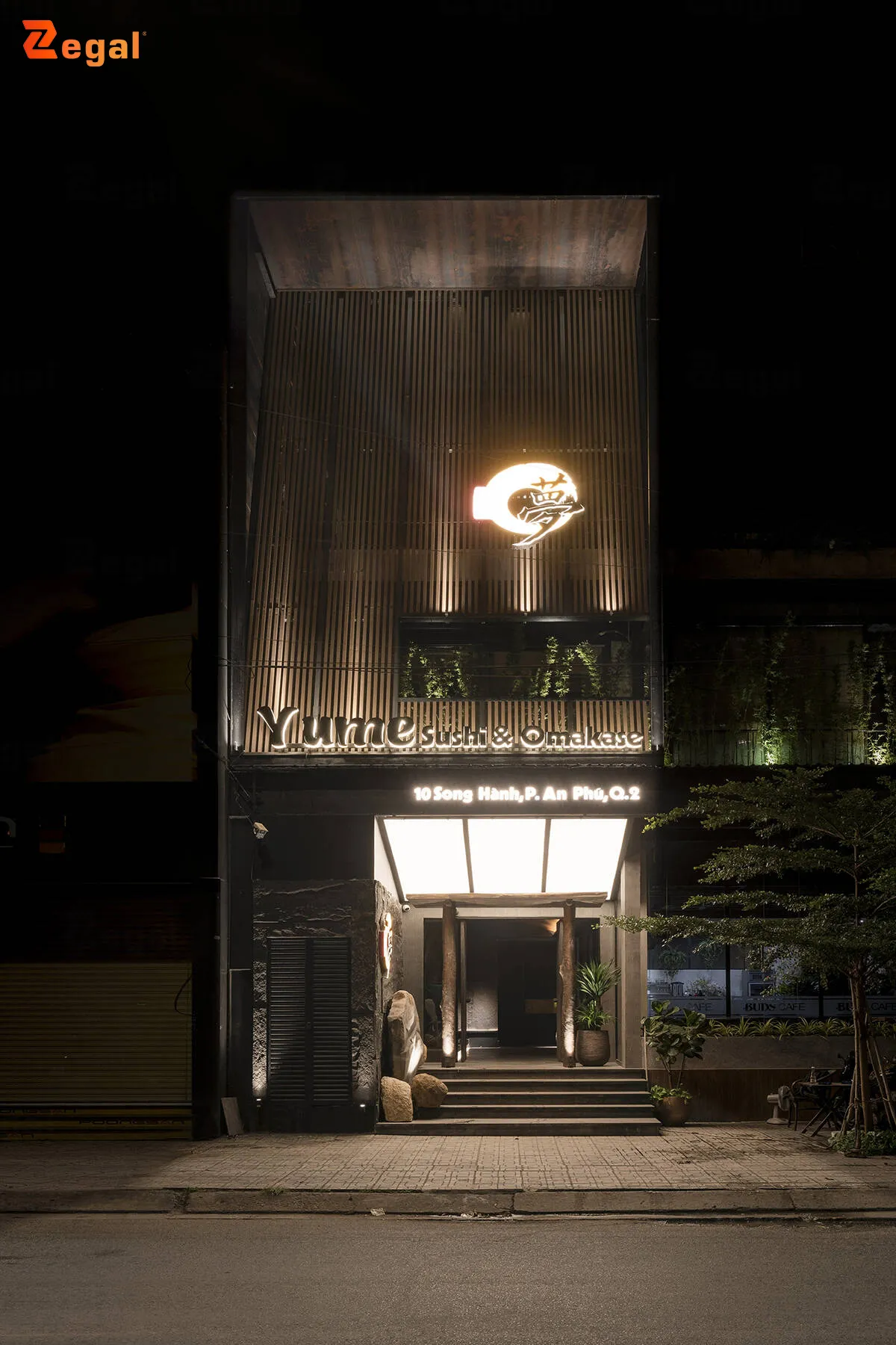 Nên lắp trần xuyên sáng ở những khu vực ngoài trời có mái che cố định