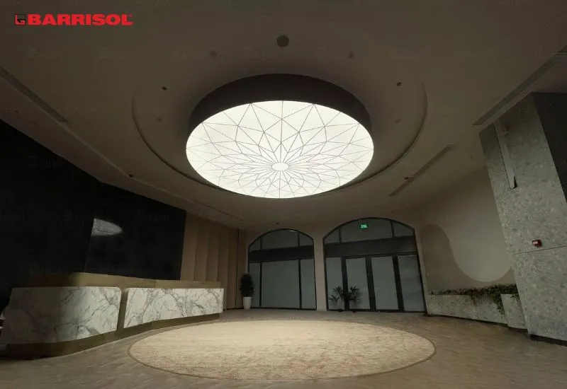 Hộp đèn trần xuyên sáng thường được bố trí LED phía sau màng