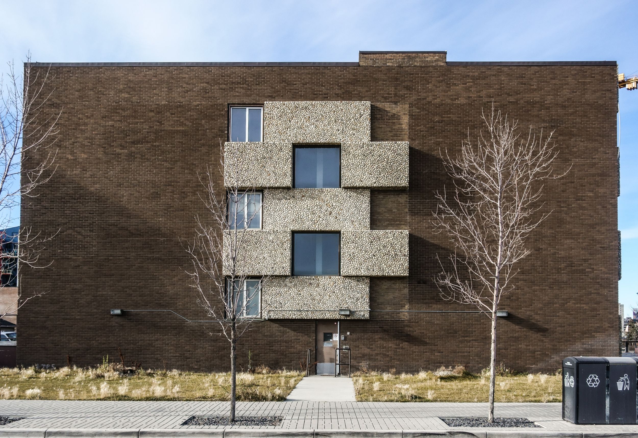 Thay vì đổ bê tông nguyên khối, nhiều gia chủ chọn giải pháp tường sơn hiệu ứng bê tông (Nguồn: Internet)