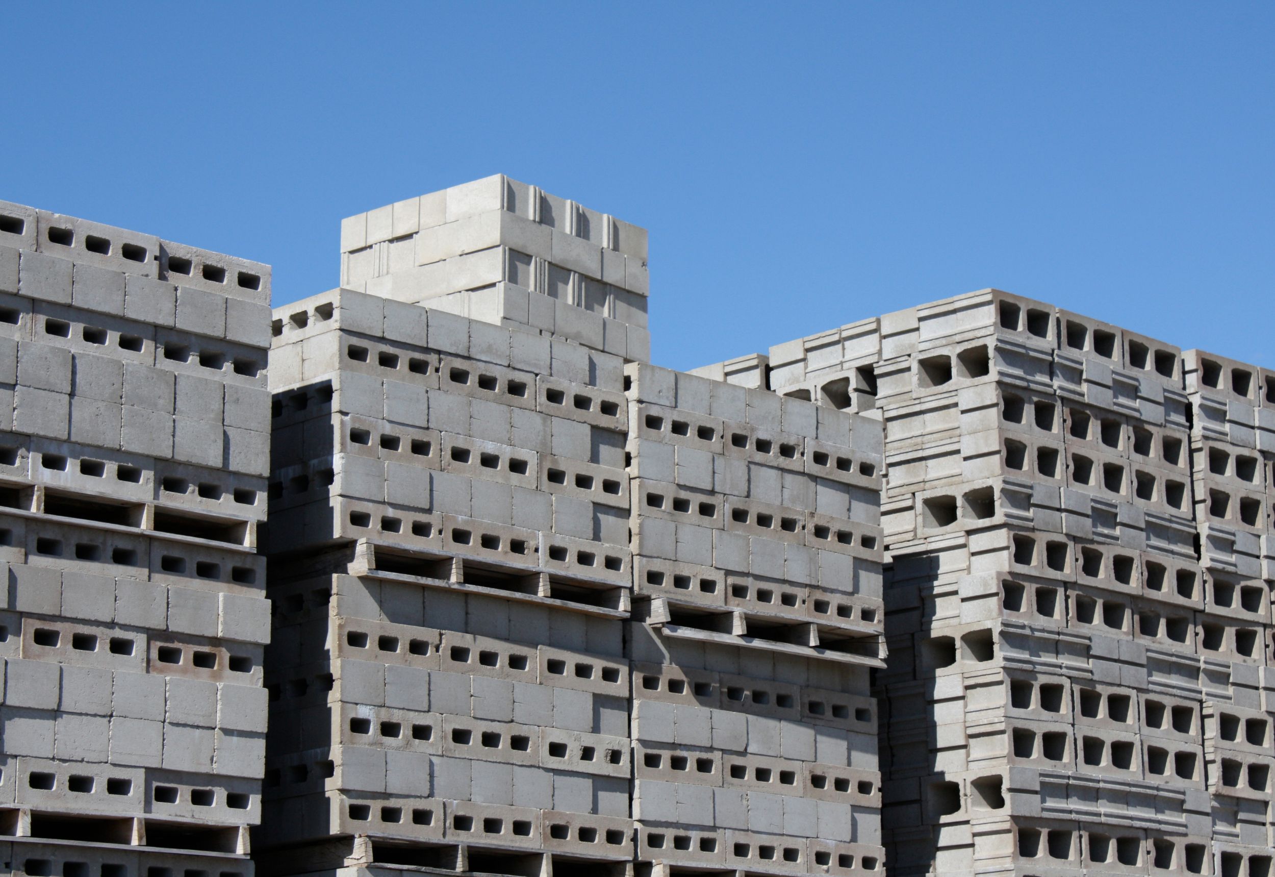 Bê tông và thép là những vật liệu có tuổi thọ hàng trăm năm (Nguồn: Internet)