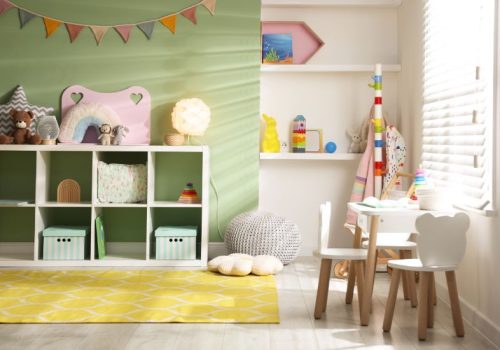 Contemporary thường kết hợp nhiều loại vật liệu khác nhau để tạo chiều sâu cho không gian