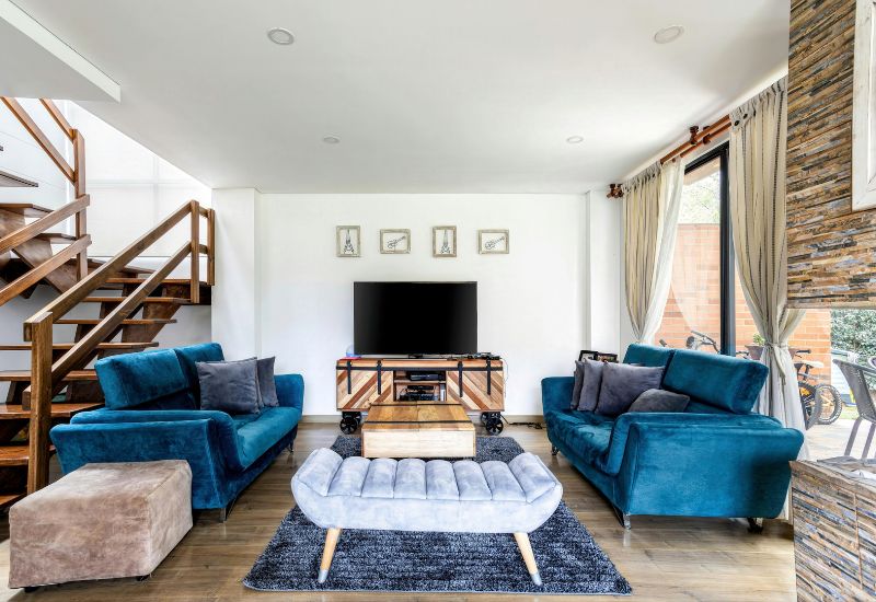 Gỗ tự nhiên, đá hoặc kim loại khi được đặt đúng vị trí sẽ tạo nên điểm nhấn mạnh cho không gian