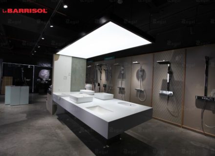 Trần xuyên sáng là hệ trần sử dụng tấm vật liệu khuếch tán ánh sáng kết hợp với nguồn sáng LED được bố trí phía trên