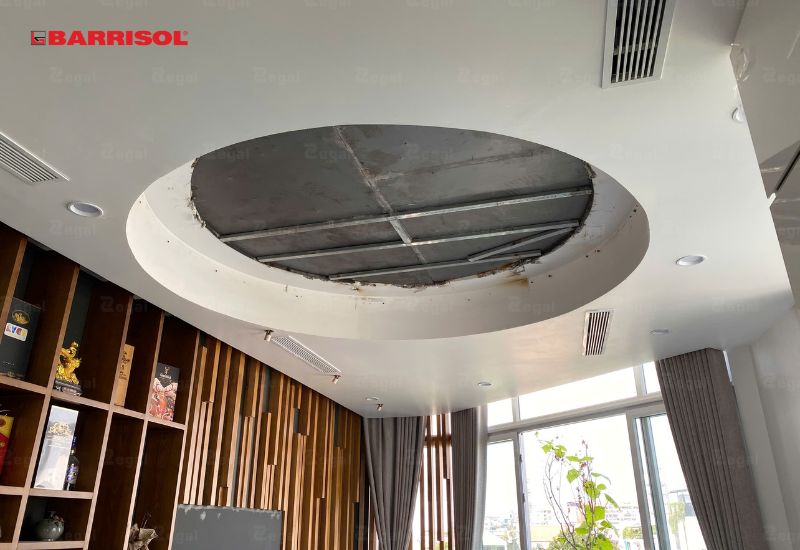 Khi hộp trần đã hoàn thiện, đội thi công tiến hành lắp đặt hệ thống chiếu sáng LED