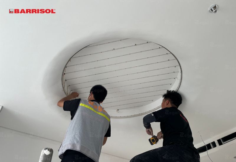 Tấm trần được cố định vào khung theo chu vi và được căng đều để tạo nên một bề mặt phẳng mịn