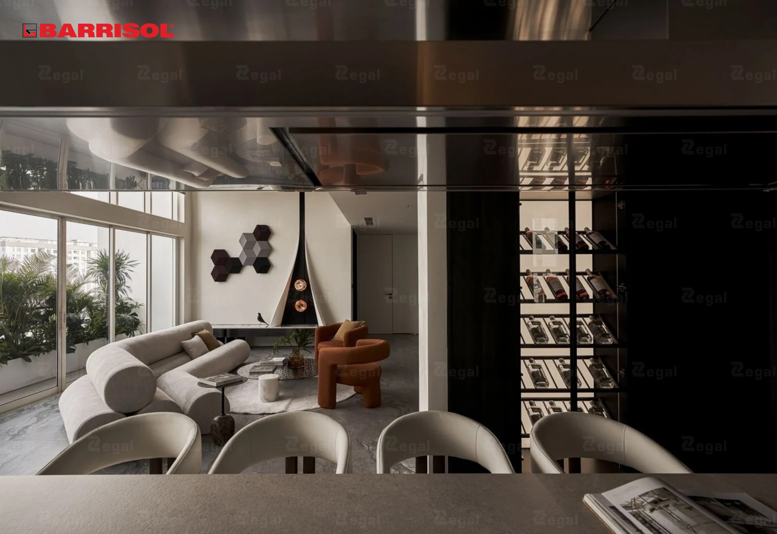 Bề mặt của vách không chỉ phản xạ ánh sáng mà chính bản thân nó trở thành một nguồn sáng mềm