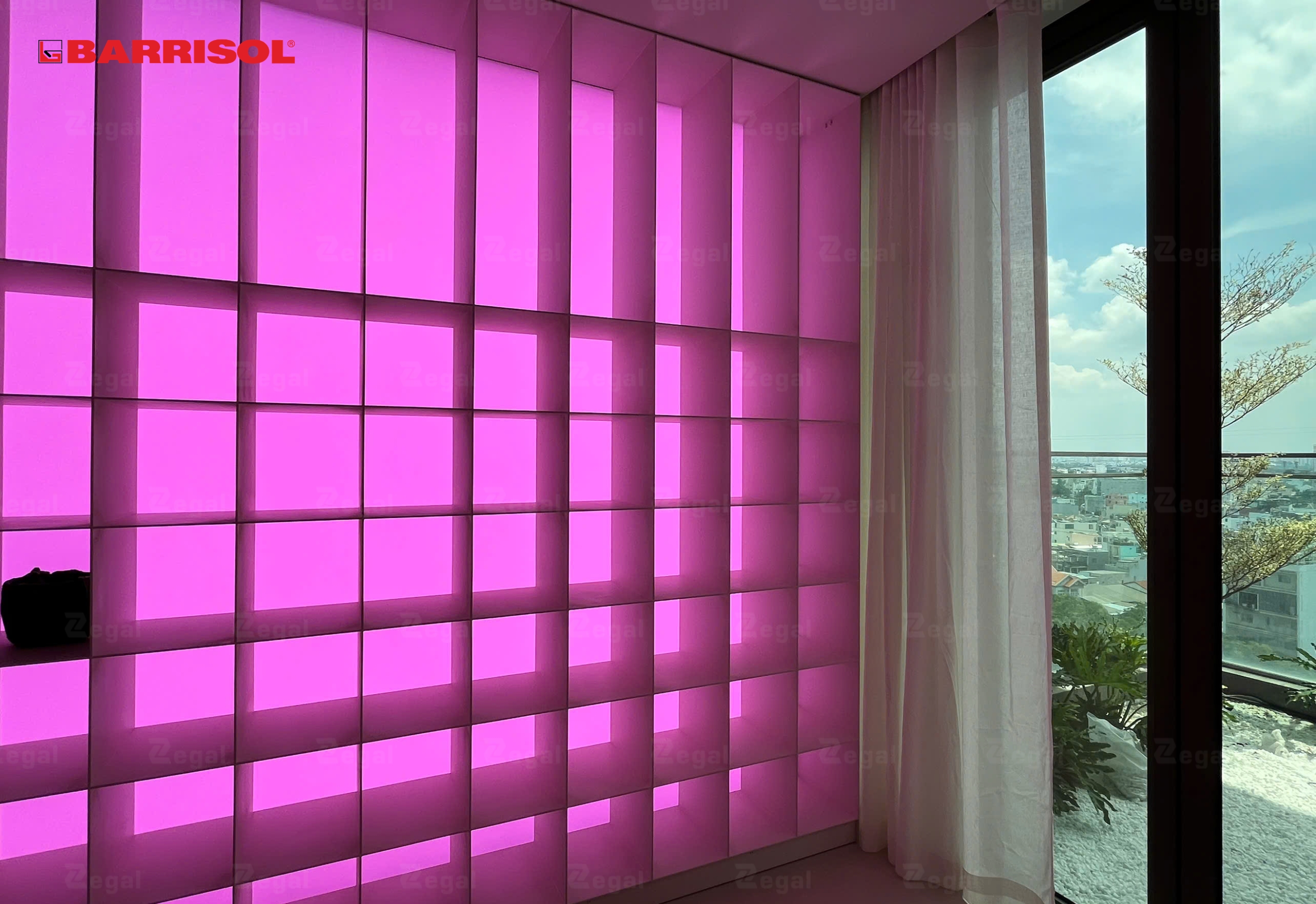 Khi ánh sáng kết hợp với bề mặt vách, không gian có thể thay đổi hoàn toàn cảm nhận thị giác