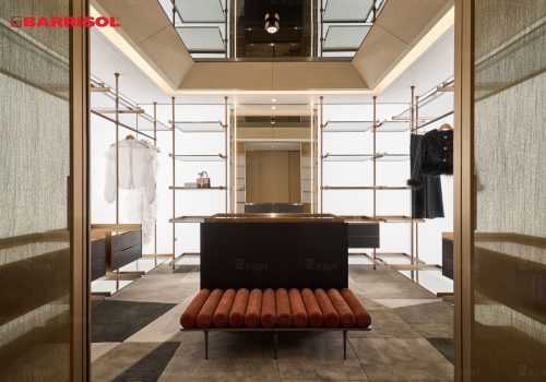 Vách xuyên sáng thường được dùng làm nền trưng bày sản phẩm