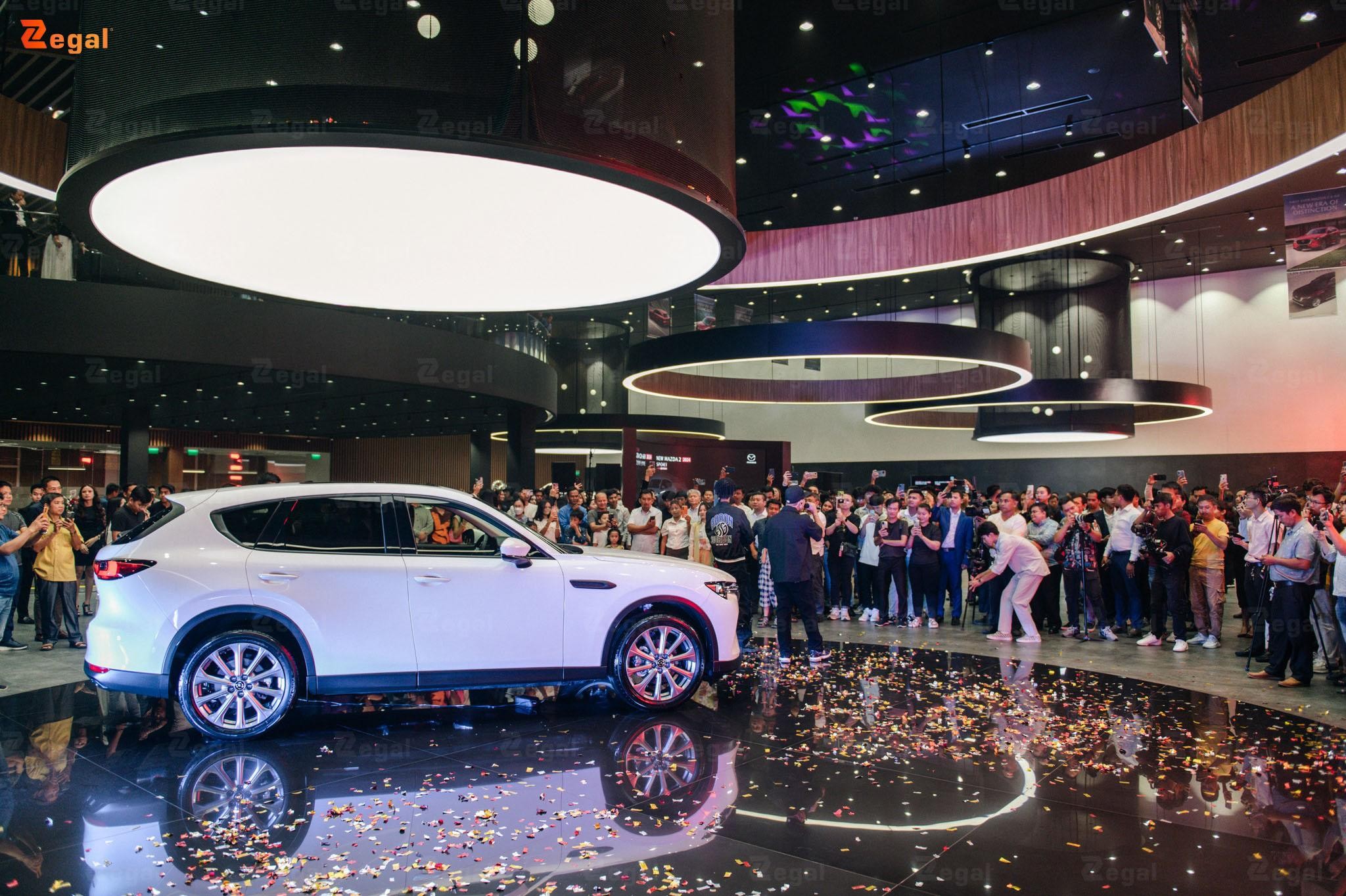 Trần xuyên sáng showroom giúp nâng tầm không gian trưng bày