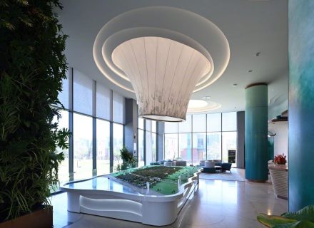 Một sáng tạo hoàn hảo cho sảnh chờ của Novaworld là trần in kết hợp với trần xuyên sáng của Zegal hình phễu, để tạo nên một không gian nổi bật  