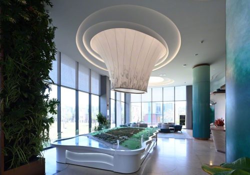Một sáng tạo hoàn hảo cho sảnh chờ của Novaworld là trần in kết hợp với trần xuyên sáng của Zegal hình phễu, để tạo nên một không gian nổi bật  