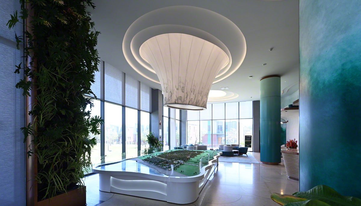 Một sáng tạo hoàn hảo cho sảnh chờ của Novaworld là trần in kết hợp với trần xuyên sáng của Zegal hình phễu, để tạo nên một không gian nổi bật  
