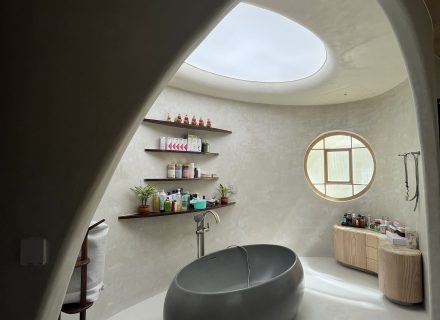 Trần xuyên sáng lan tỏa ánh sáng mềm trong không gian hiện đại