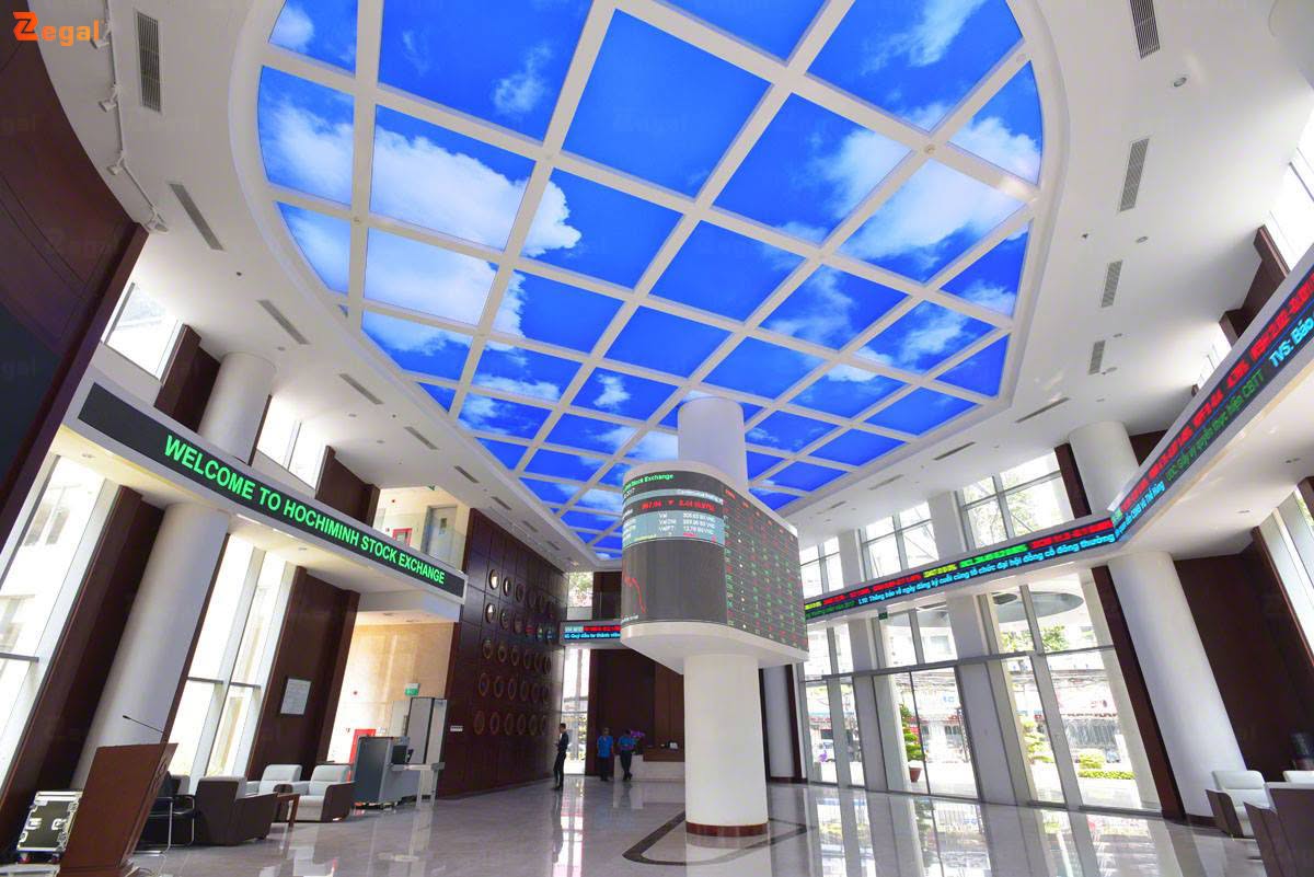 Thiết kế trần in xuyên sáng với hình ảnh bầu trời, mang cảm giác thoáng đãng và gần gũi với thiên nhiên. 