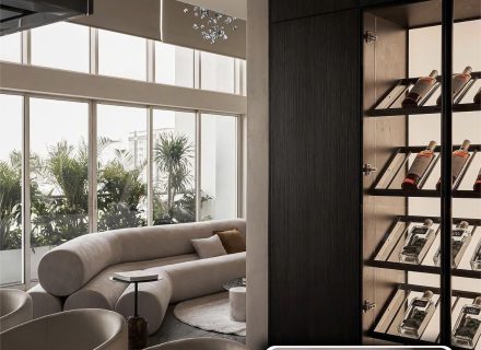Ánh sáng được tích hợp vào kiến trúc, góp phần định hình thẩm mỹ và trải nghiệm của không gian. 