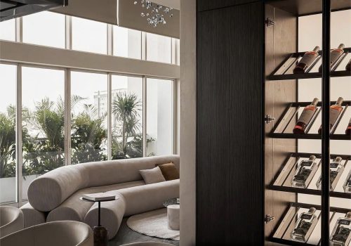 Ánh sáng được tích hợp vào kiến trúc, góp phần định hình thẩm mỹ và trải nghiệm của không gian. 
