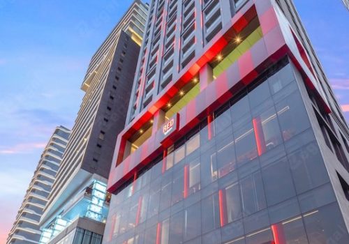  Facade mặt dựng là giải pháp kiến trúc giúp nâng tầm diện mạo công trình. Khám phá vật liệu, ưu điểm, hệ chiếu sáng LED và xu hướng thiết kế mặt dựng hiện đại.