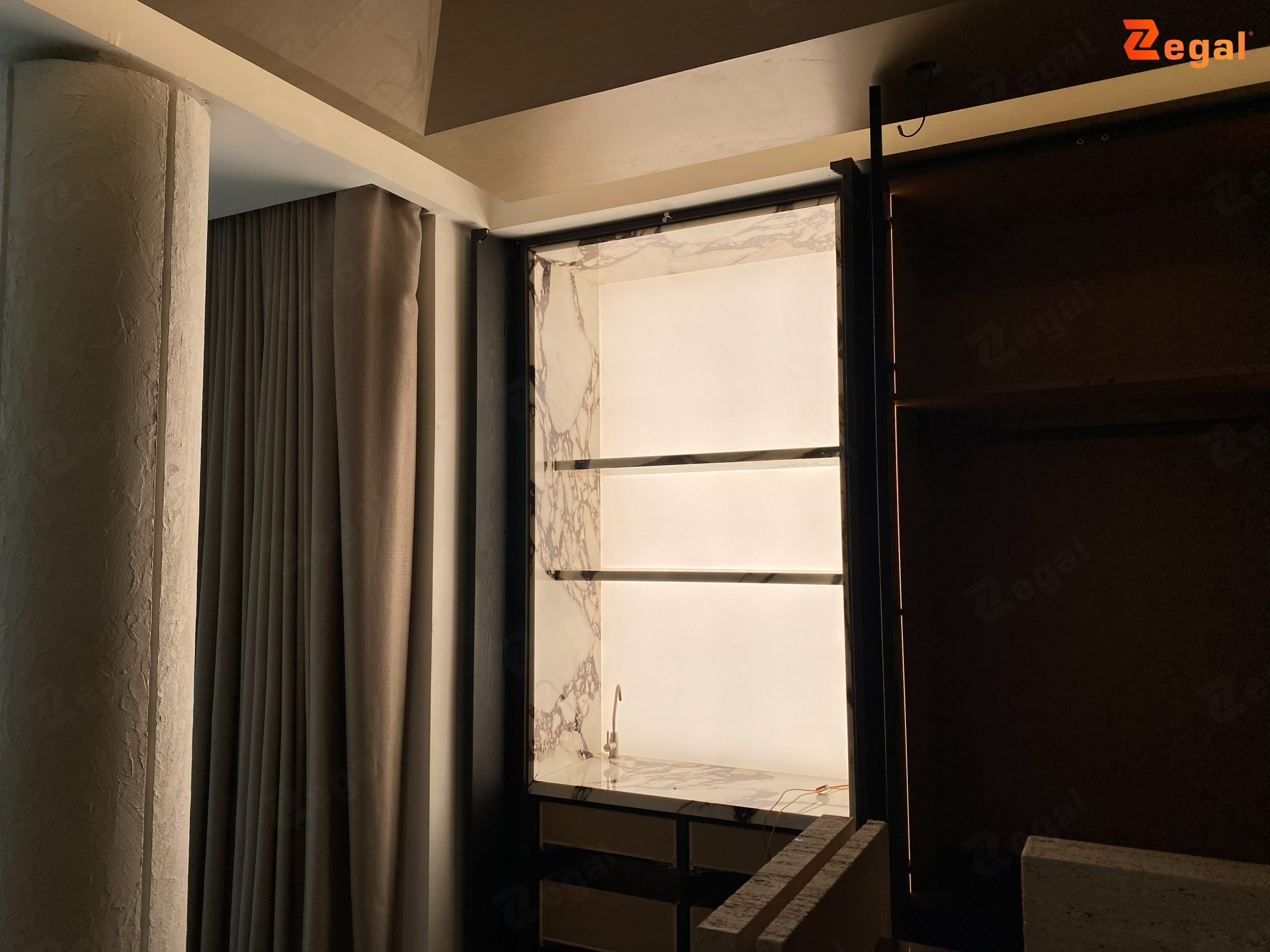 Bảng màu trung tính kết hợp đá, gỗ và kim loại tạo nên vẻ sang trọng đặc trưng của Modern Luxury.