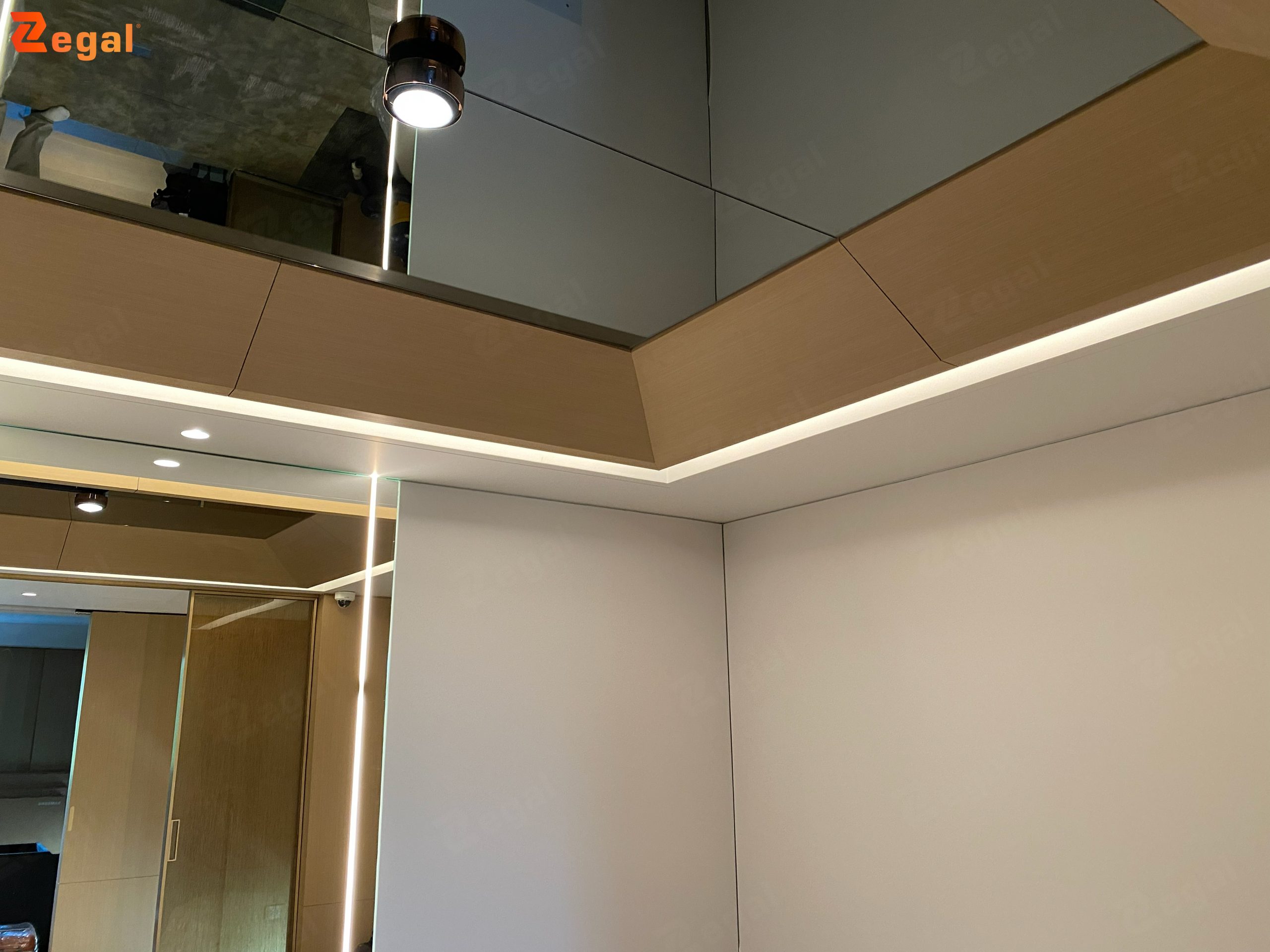 Hệ trần gương do Zegal thực hiện ứng dụng phong cách Moden Luxury. 